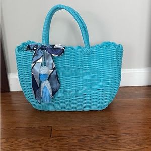 Grab this adorable, lightweight tote. Perfect with jeans and crisp white blouse.